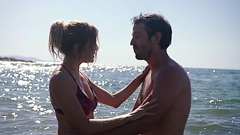 Pic: Sienna Miller in Wander Darkly (2020)