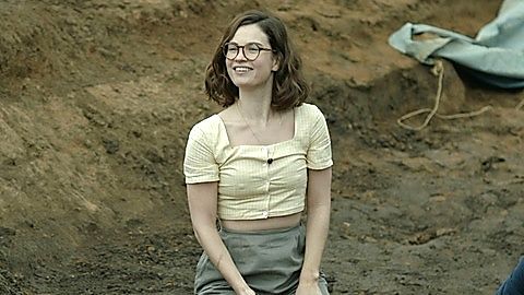 Pic: Lily James in The Dig (2021)