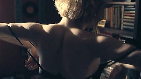 Pic: Luna Wedler in Je suis Karl (2021)