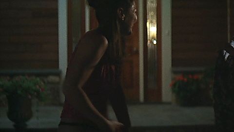 Pic: Madelyn Cline in What Breaks the Ice (2020)