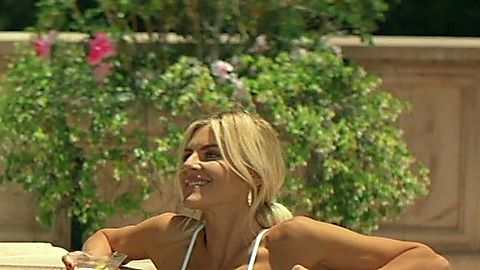 Pic: Eliza Coupe in The Estate (2021)