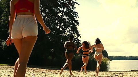 Pic: Roxana Samadi in Para - We Are King (2021)