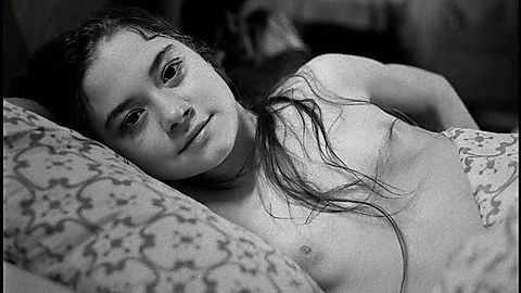 Pic: Hannah Schiller in Fabian: Going to the Dogs (2021)