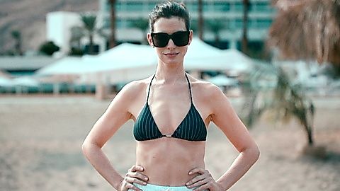 Pic: Anne Hathaway in WeCrashed (2022)