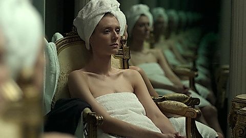 Pic: Elizabeth Debicki in The Crown (2016)
