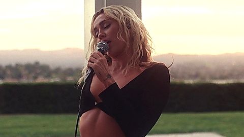 Pic: Miley Cyrus in Miley Cyrus: Endless Summer Vacation (Backyard Sessions) (2023)