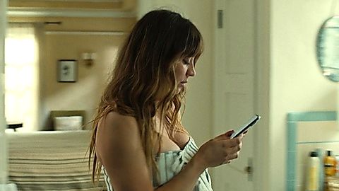 Pic: Kaley Cuoco in Based on a True Story (2023)