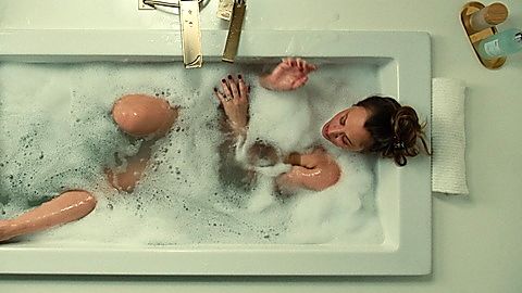 Pic: Kaley Cuoco in Based on a True Story (2023)