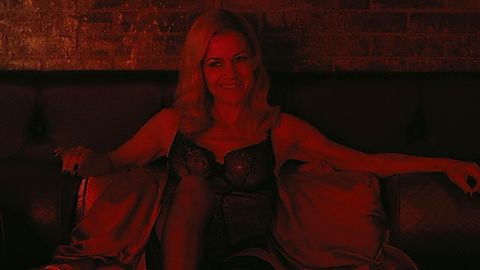 Pic: Carla Gugino in The Fall of the House of Usher (2023)