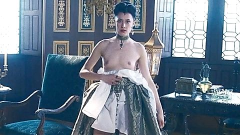 Pic: Solenn Mara-Lewis in The Serpent Queen (2022)