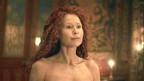 Pic: Minnie Driver in The Serpent Queen (2022)