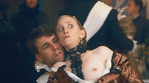 Pic: Anaël Snoek in The Serpent Queen (2022)