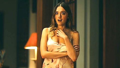 Pic: Aimée-Lou Wood in The White Lotus (2021)