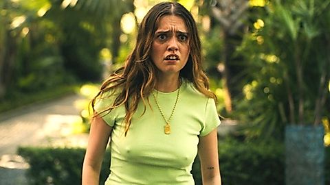 Pic: Aimée-Lou Wood in The White Lotus (2021)