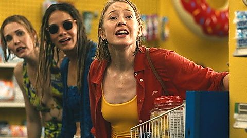 Pic: Carrie Coon in The White Lotus (2021)