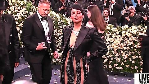Pic: Halle Berry in E! Live From the Red Carpet (1996)