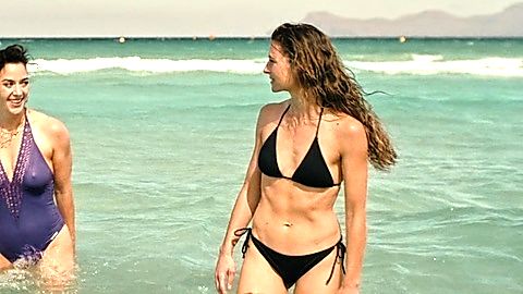 Pic: Svenja Jung in Fall for Me (2025)