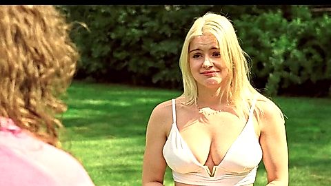 Pic: Ariel Winter in Pools (2025)